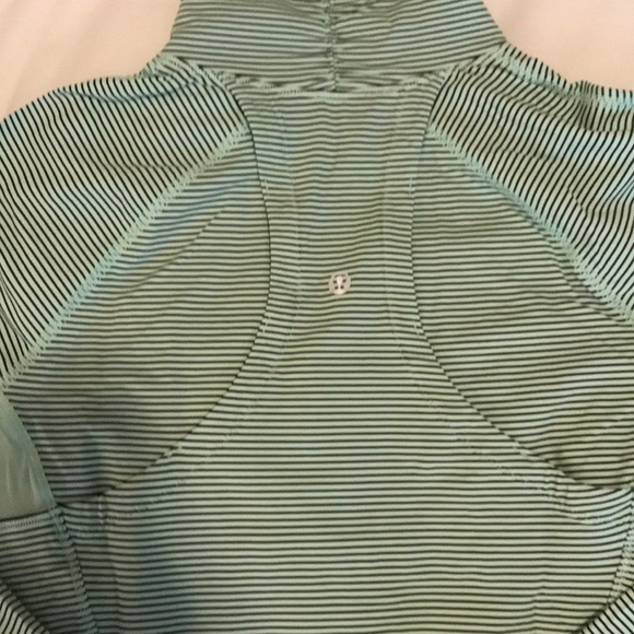 LULULEMON TOP. Size 4. Like New! - Picture 7 of 8